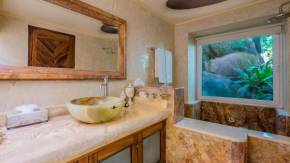 Room in Villa - Elegant suite with beach view